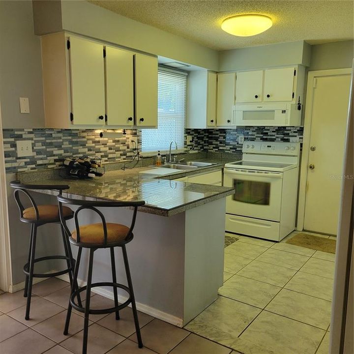 For Sale: $199,900 (2 beds, 1 baths, 864 Square Feet)