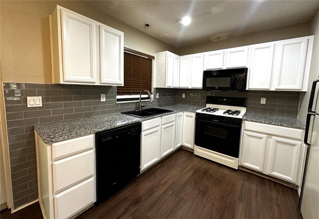 For Sale: $289,900 (3 beds, 1 baths, 1060 Square Feet)