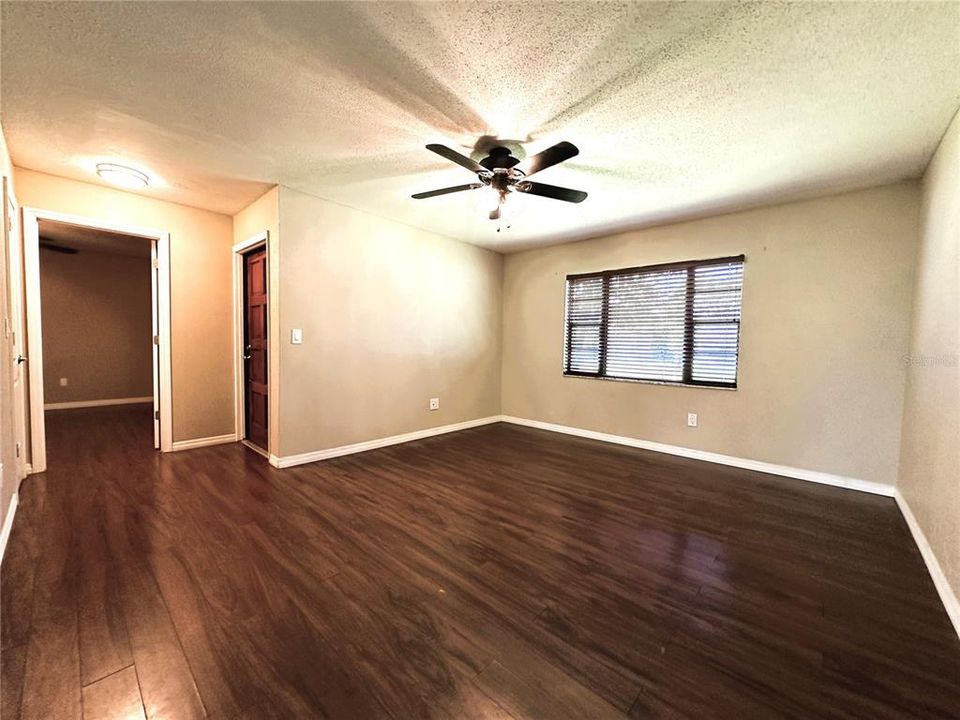 For Sale: $289,900 (3 beds, 1 baths, 1060 Square Feet)