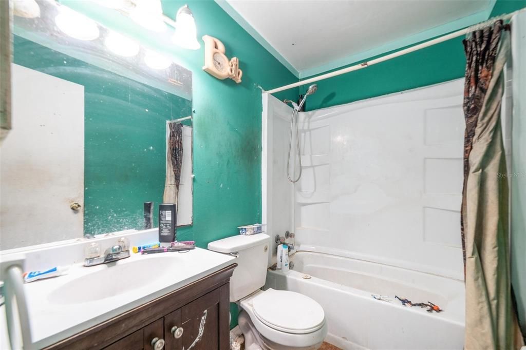 Active With Contract: $187,000 (3 beds, 1 baths, 1059 Square Feet)