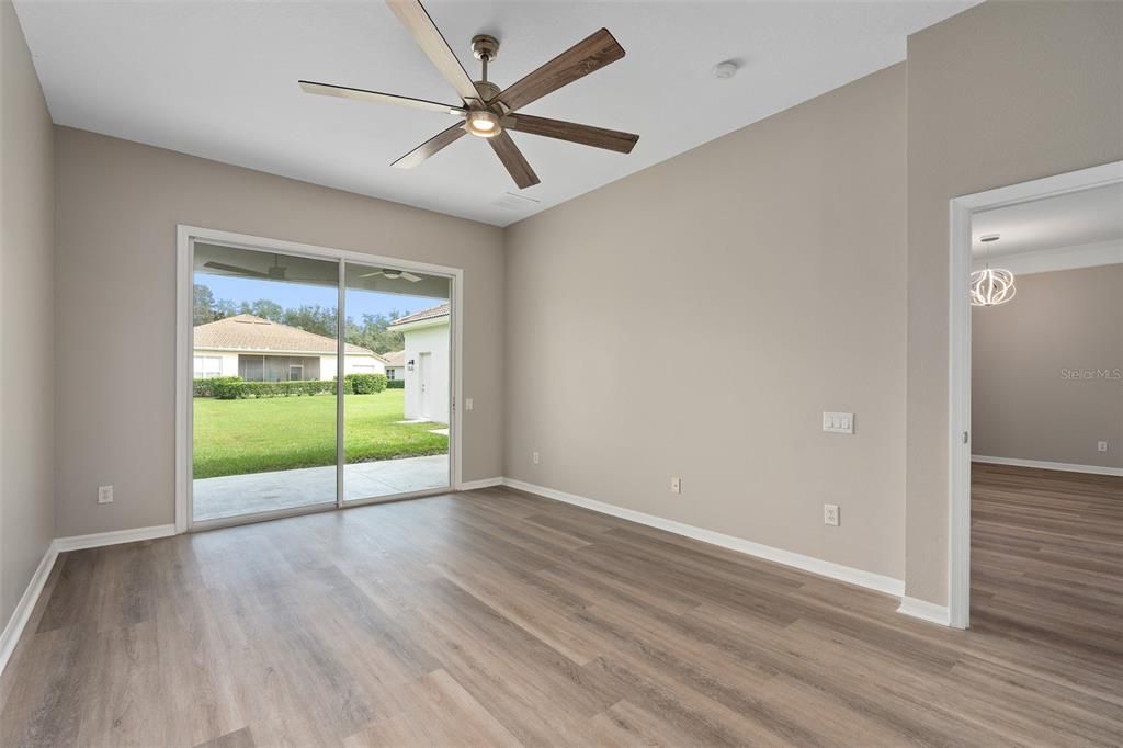 LARGE MASTER BEDROOM