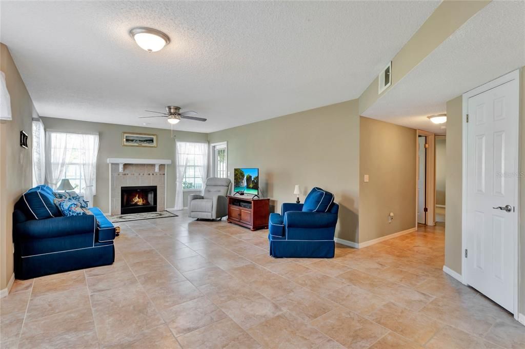 This 2BD/2BD single story END-UNIT is light and bright from the many windows with TILE FLOORS throughout the main living areas for easy maintenance, a cozy fireplace, UPDATED EAT-IN KITCHEN and there is even a SCREENED LANAI off the back of the unit to enjoy a comfortable outdoor space.