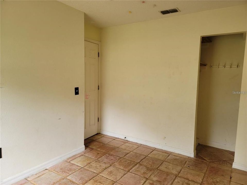 For Rent: $1,700 (3 beds, 1 baths, 1000 Square Feet)