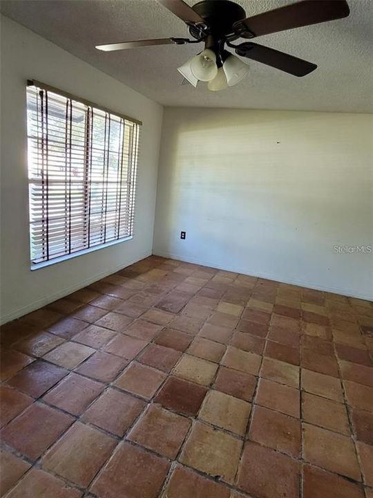 For Rent: $1,700 (3 beds, 1 baths, 1000 Square Feet)