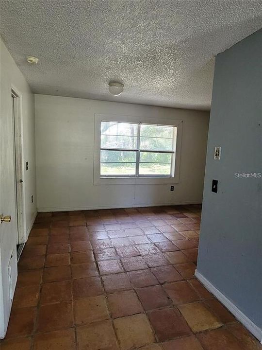 For Rent: $1,700 (3 beds, 1 baths, 1000 Square Feet)