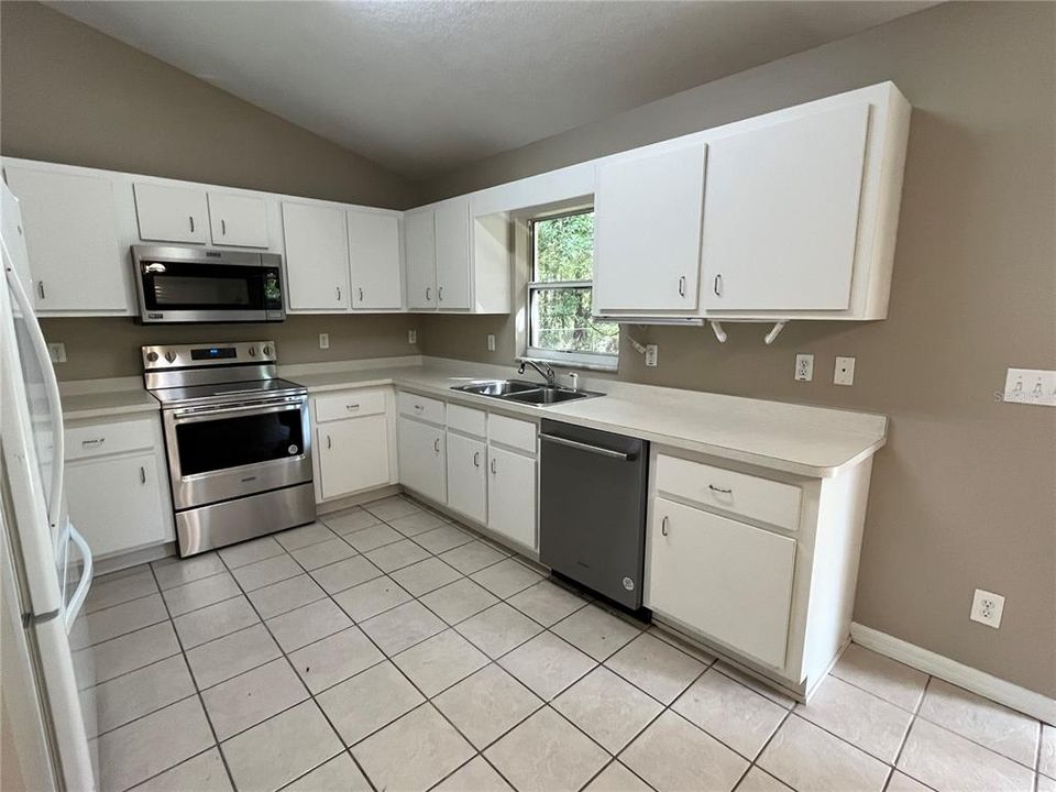 For Sale: $253,900 (3 beds, 2 baths, 1432 Square Feet)