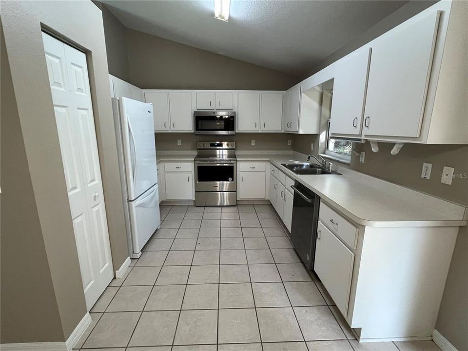 For Sale: $253,900 (3 beds, 2 baths, 1432 Square Feet)