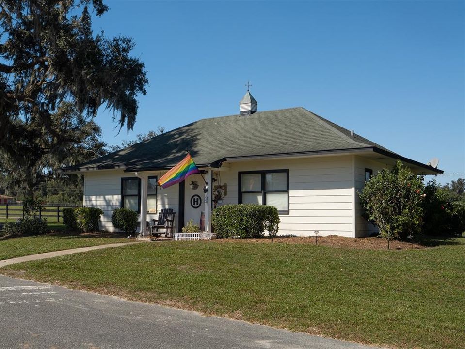 For Sale: $8,450,000 (3 beds, 2 baths, 1572 Square Feet)