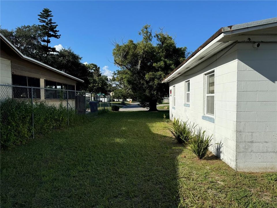 For Sale: $196,000 (2 beds, 1 baths, 796 Square Feet)