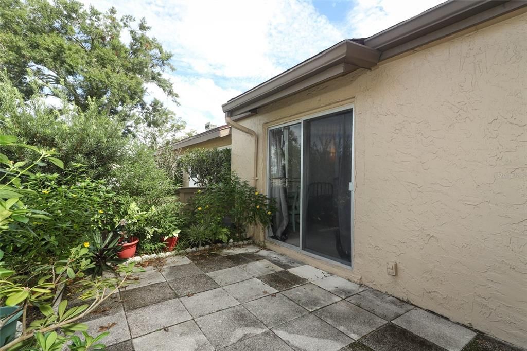 Active With Contract: $187,500 (2 beds, 1 baths, 1097 Square Feet)