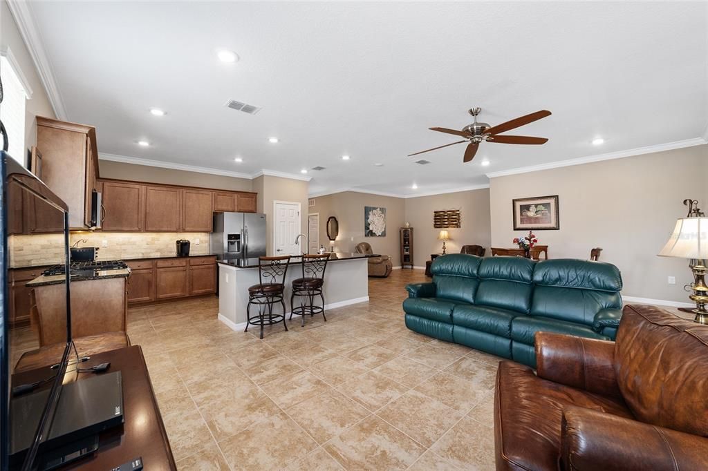 Active With Contract: $2,400 (2 beds, 2 baths, 1940 Square Feet)