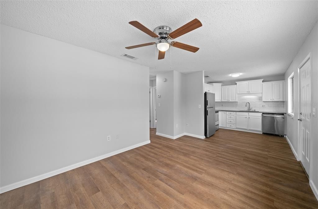 Active With Contract: $139,900 (2 beds, 1 baths, 629 Square Feet)