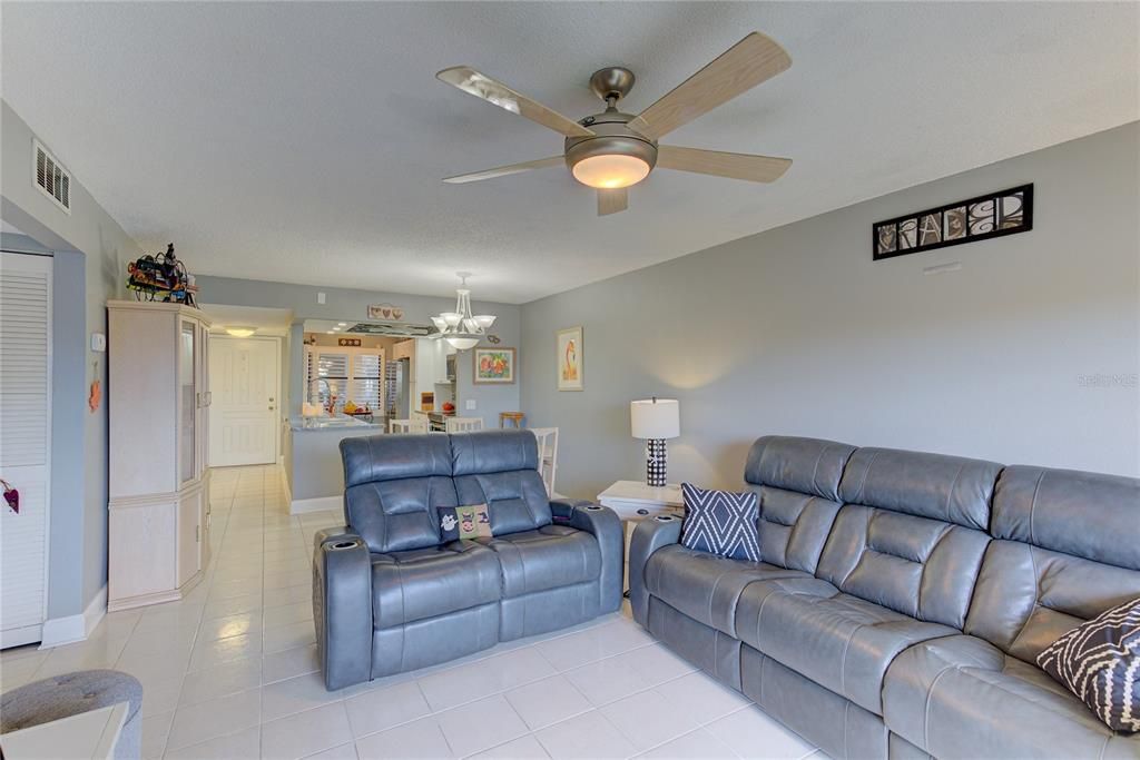 For Sale: $325,000 (2 beds, 2 baths, 1065 Square Feet)