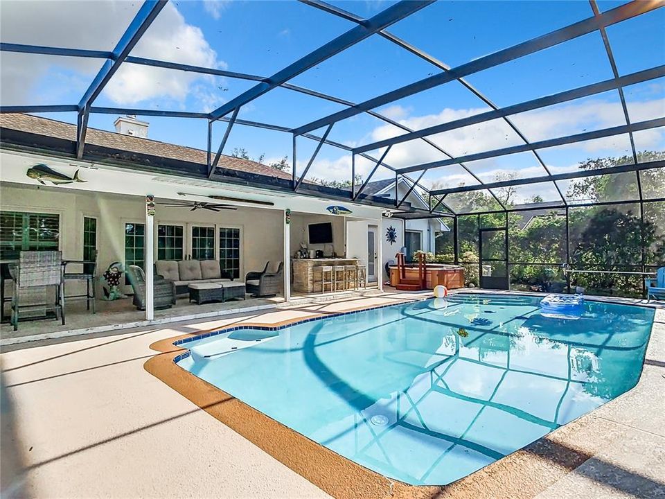 Welcoming Outdoor Pool and Kitchen