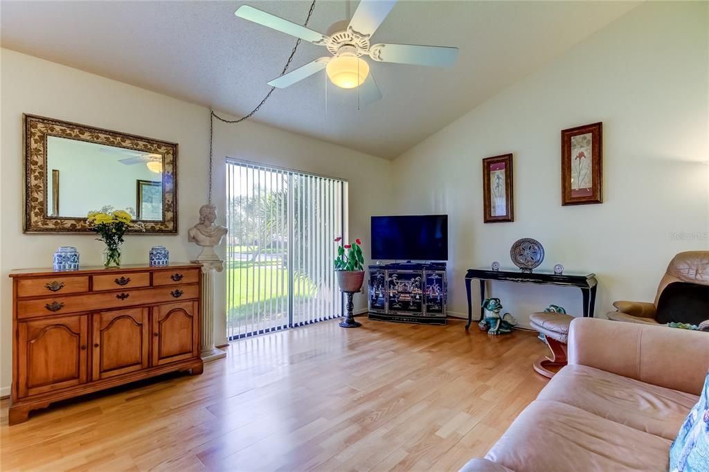 For Sale: $244,900 (2 beds, 2 baths, 1045 Square Feet)