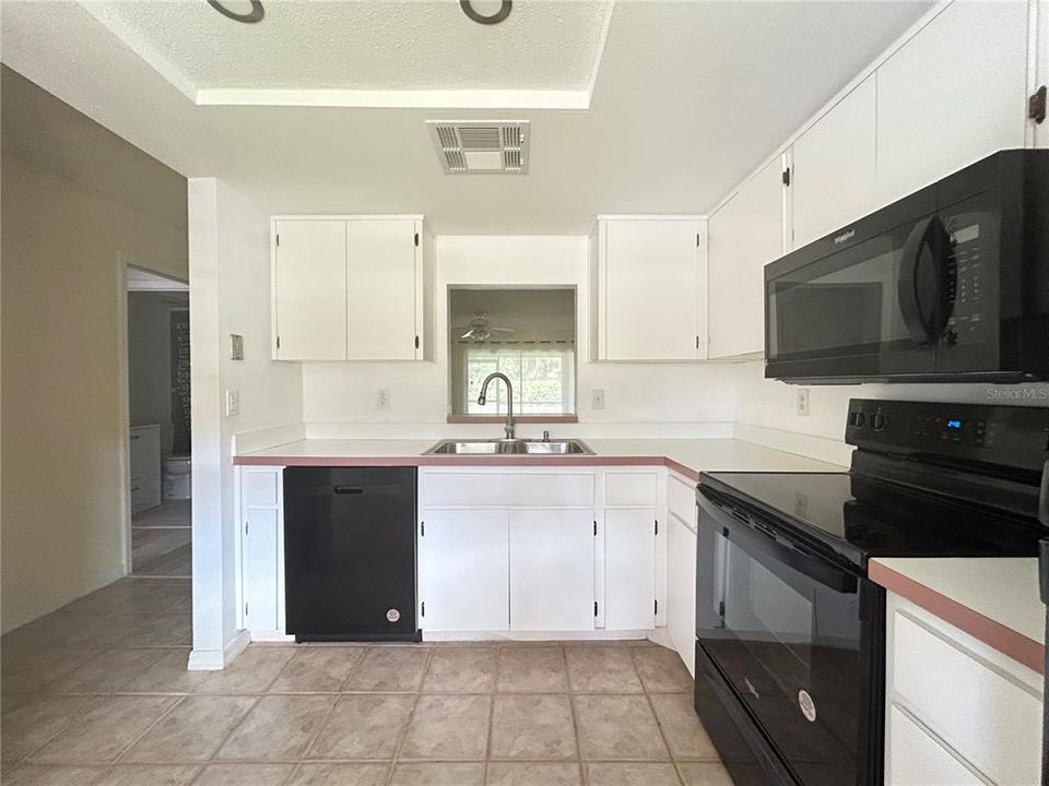 For Sale: $199,900 (2 beds, 2 baths, 897 Square Feet)