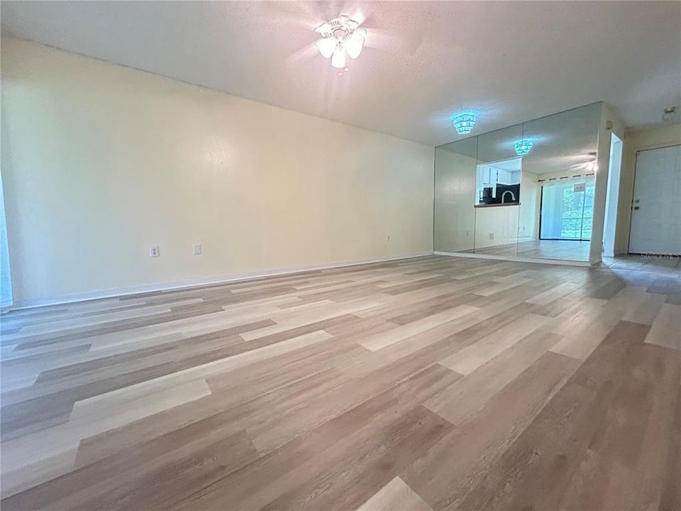 For Sale: $199,900 (2 beds, 2 baths, 897 Square Feet)