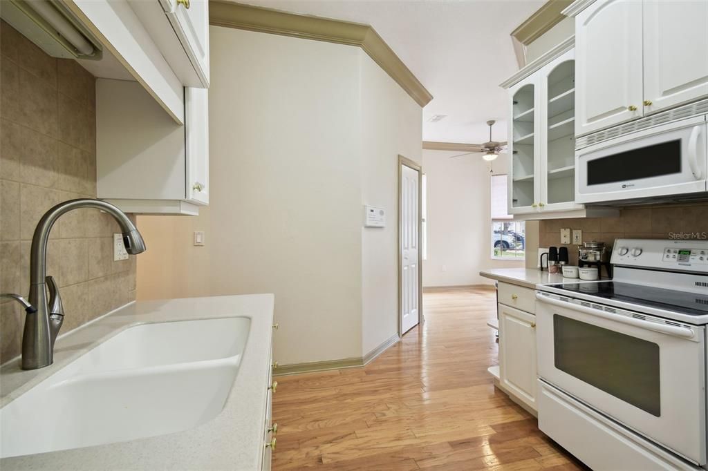 For Sale: $299,990 (2 beds, 2 baths, 1288 Square Feet)