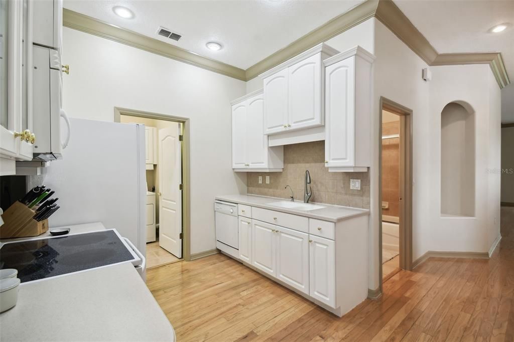 For Sale: $299,990 (2 beds, 2 baths, 1288 Square Feet)