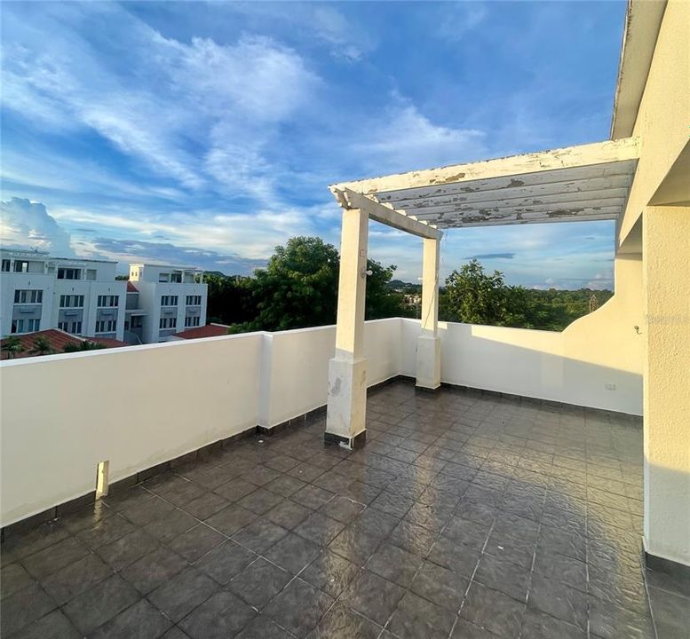 D'VILLAS H-2 + 3RD FLOOR ROOFTOP TERRACE AREA VIEW