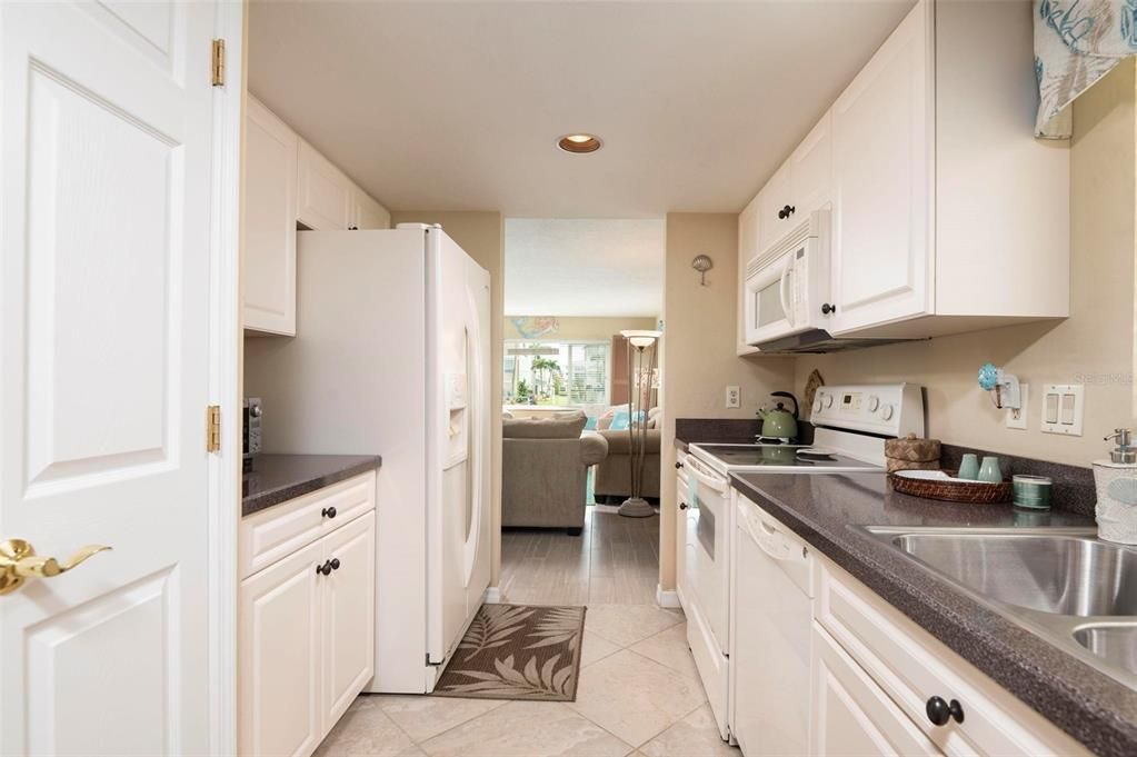 For Sale: $459,000 (2 beds, 2 baths, 1402 Square Feet)