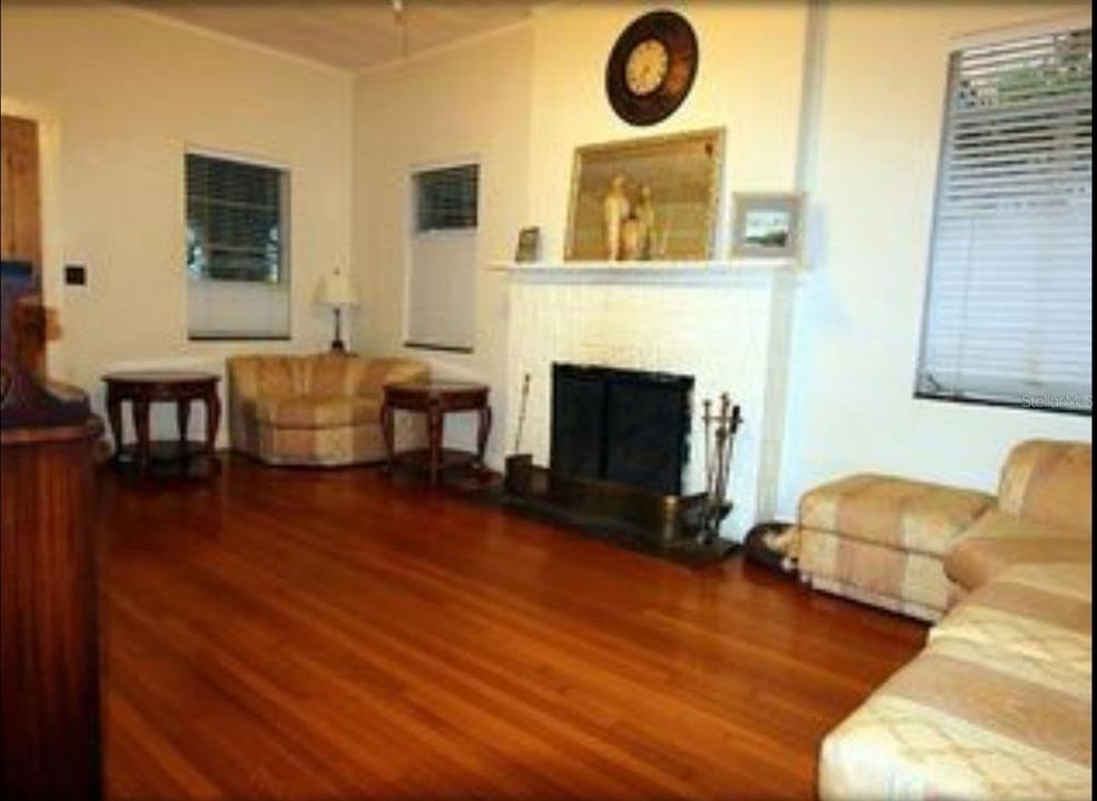 For Sale: $1,100,000 (2 beds, 1 baths, 1574 Square Feet)