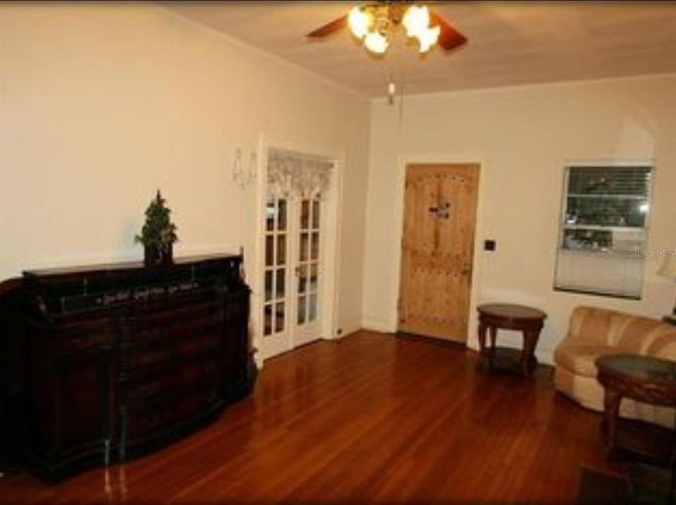 For Sale: $1,100,000 (2 beds, 1 baths, 1574 Square Feet)