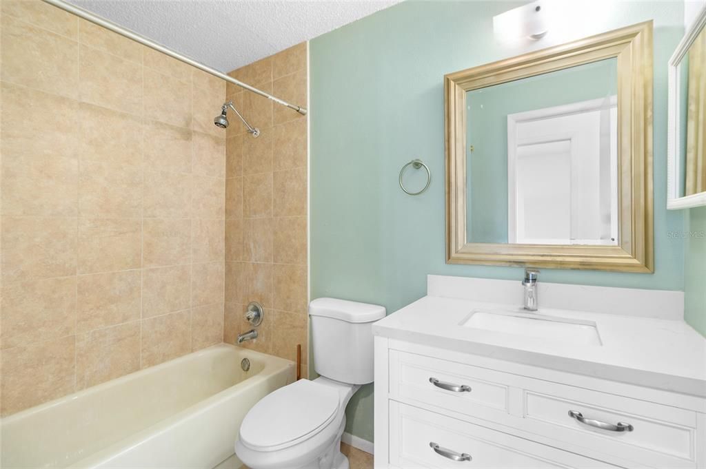 For Sale: $324,900 (2 beds, 1 baths, 884 Square Feet)