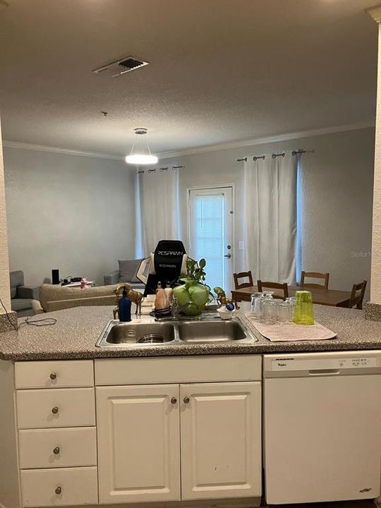 For Rent: $1,600 (1 beds, 1 baths, 774 Square Feet)