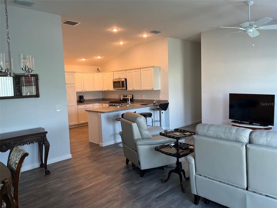 For Sale: $319,900 (2 beds, 2 baths, 1154 Square Feet)