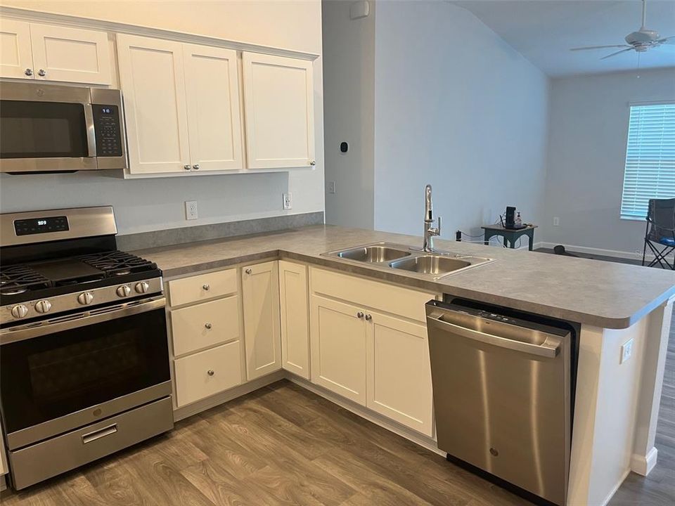 For Sale: $319,900 (2 beds, 2 baths, 1154 Square Feet)