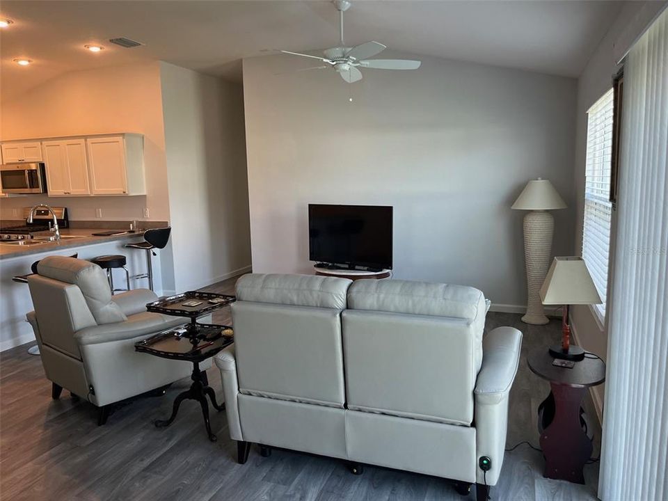 For Sale: $319,900 (2 beds, 2 baths, 1154 Square Feet)