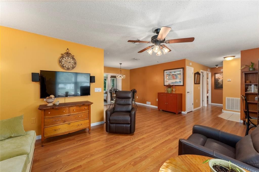 For Sale: $259,900 (2 beds, 2 baths, 1250 Square Feet)