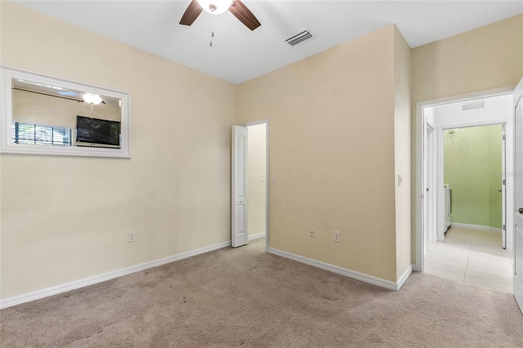 Mirror and TV convey in 2nd bedroom