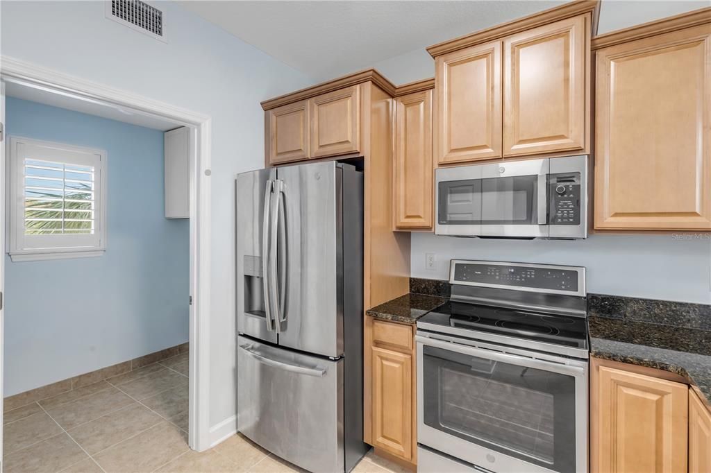 For Sale: $389,000 (2 beds, 2 baths, 961 Square Feet)