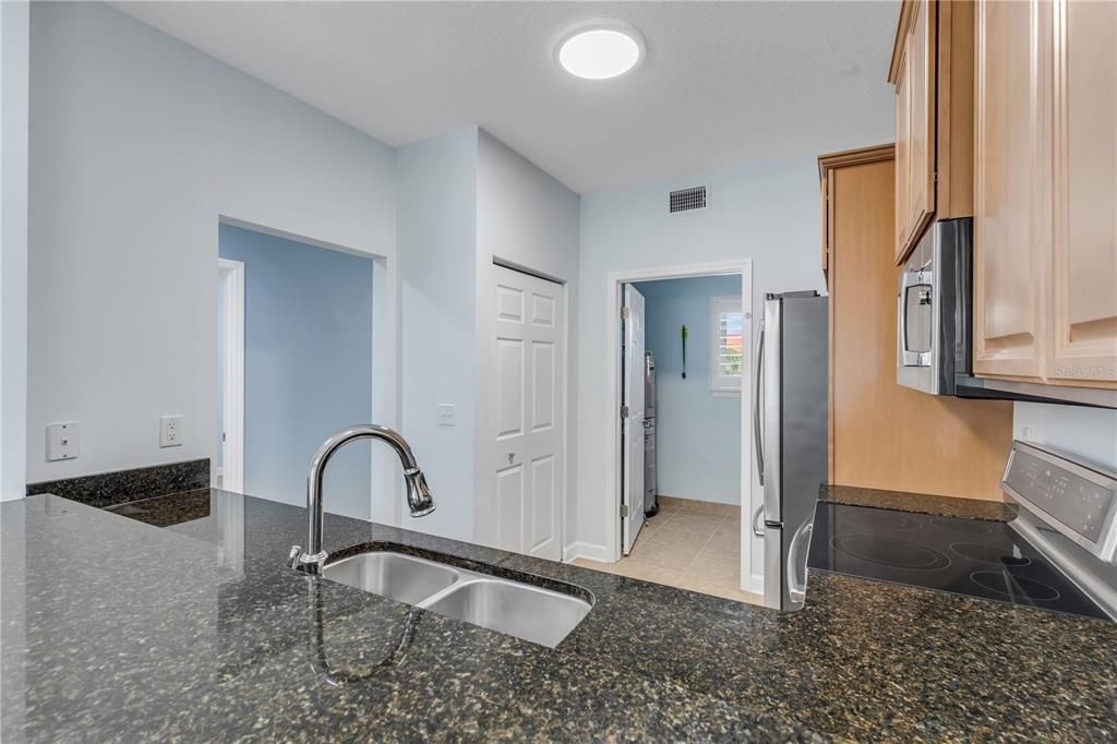 For Sale: $389,000 (2 beds, 2 baths, 961 Square Feet)