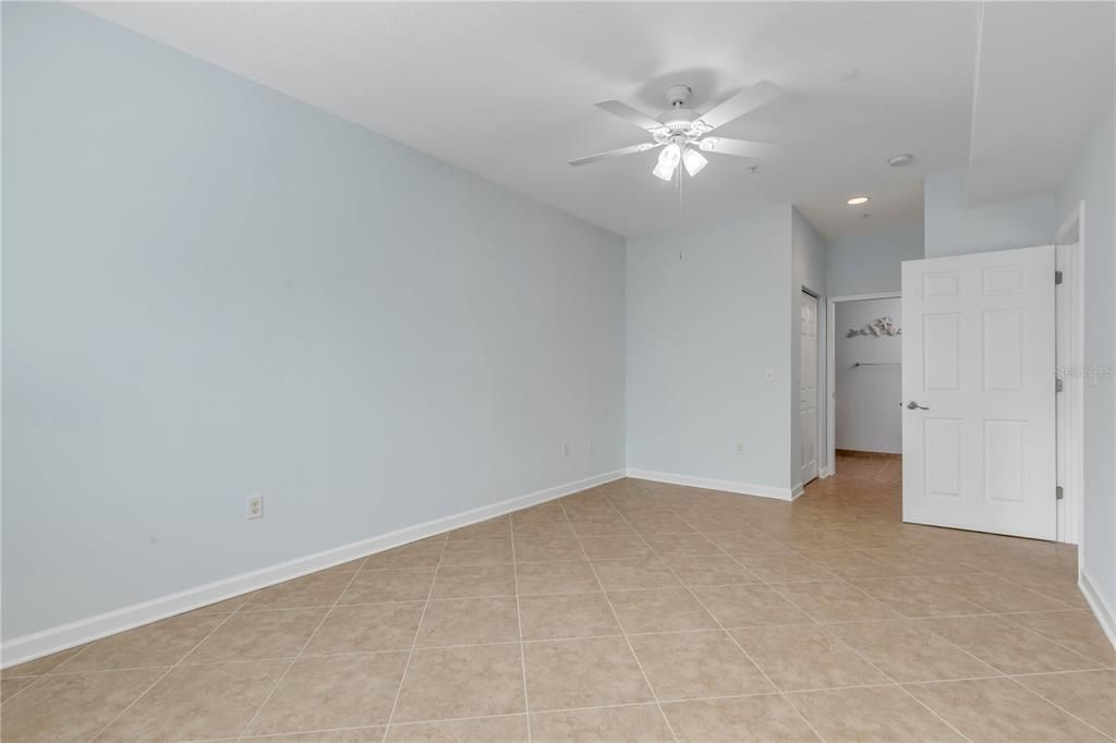 For Sale: $389,000 (2 beds, 2 baths, 961 Square Feet)