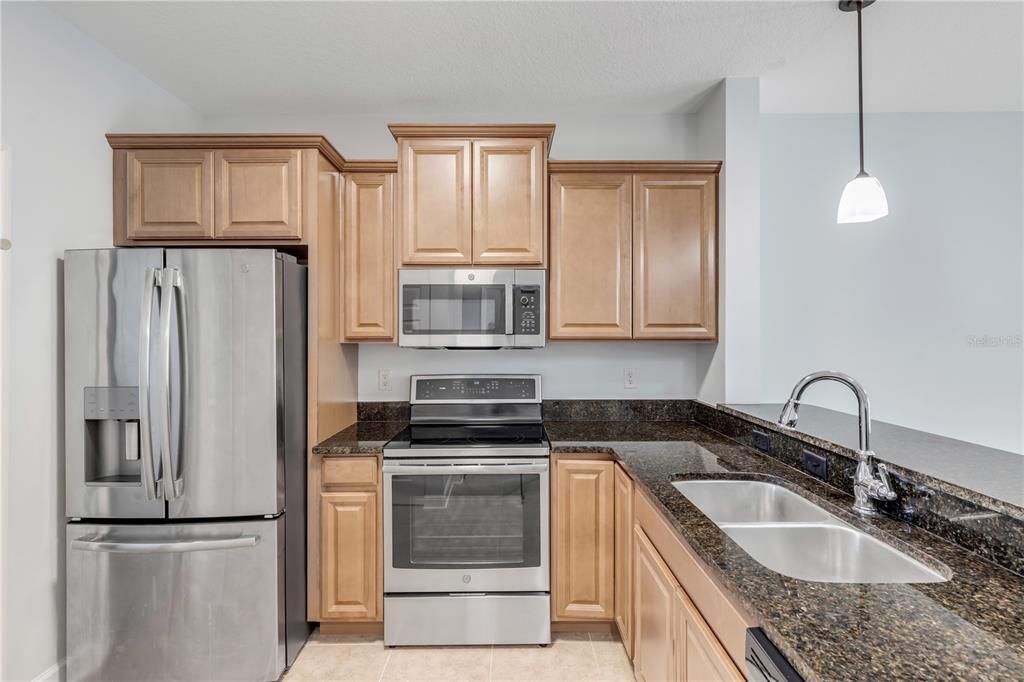 For Sale: $389,000 (2 beds, 2 baths, 961 Square Feet)