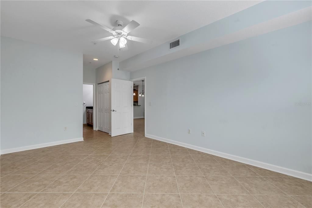 For Sale: $389,000 (2 beds, 2 baths, 961 Square Feet)