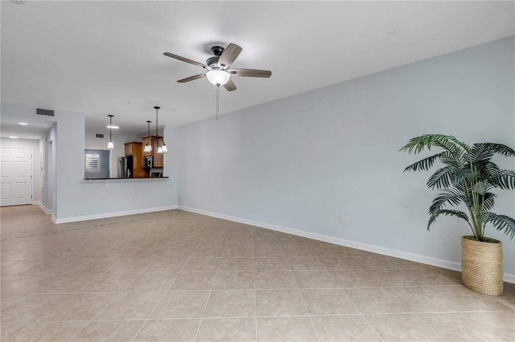 For Sale: $389,000 (2 beds, 2 baths, 961 Square Feet)