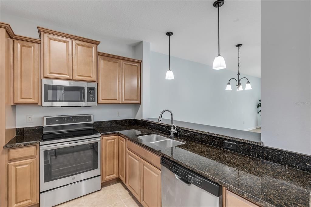 For Sale: $389,000 (2 beds, 2 baths, 961 Square Feet)