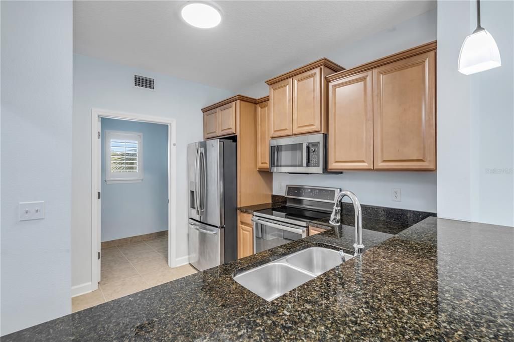 For Sale: $389,000 (2 beds, 2 baths, 961 Square Feet)