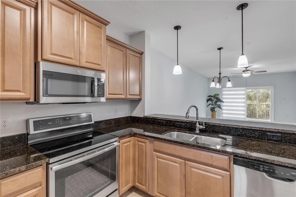 For Sale: $389,000 (2 beds, 2 baths, 961 Square Feet)