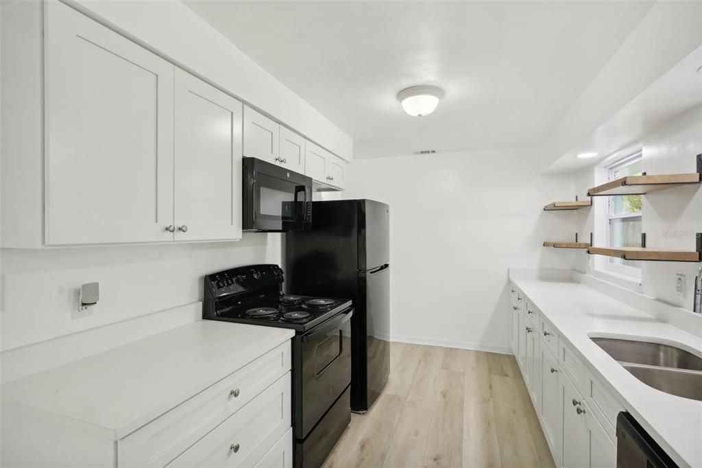 For Sale: $350,000 (2 beds, 1 baths, 1032 Square Feet)