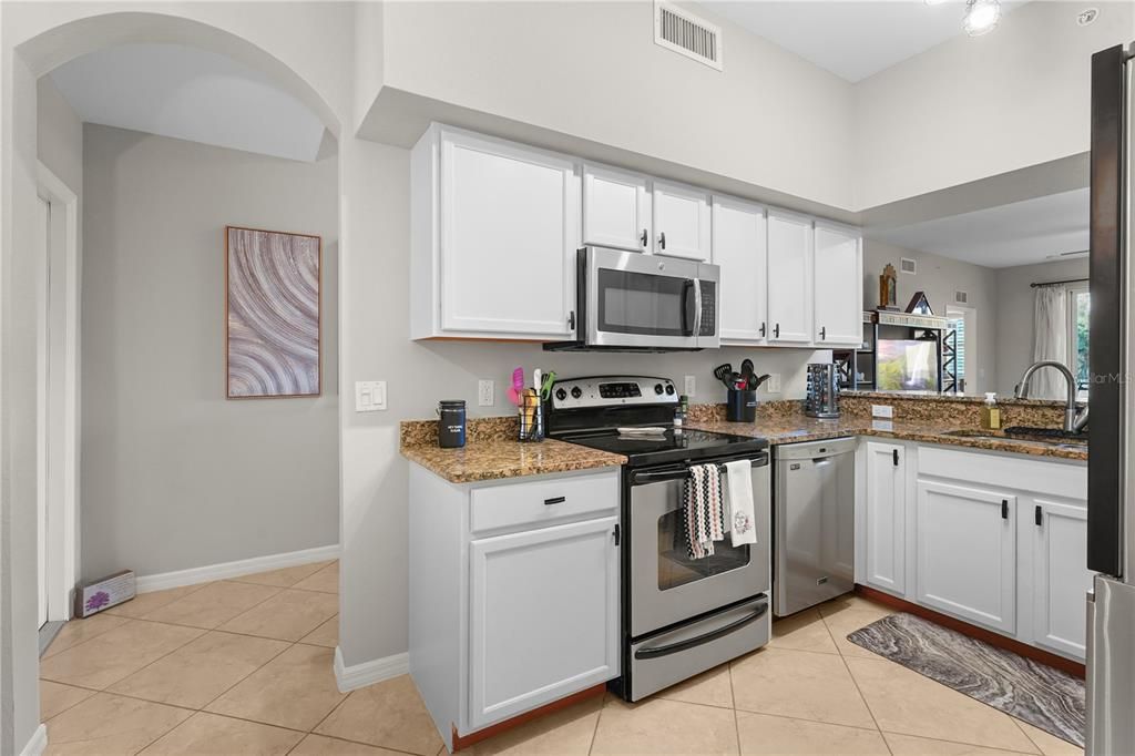 For Sale: $324,000 (2 beds, 2 baths, 1121 Square Feet)