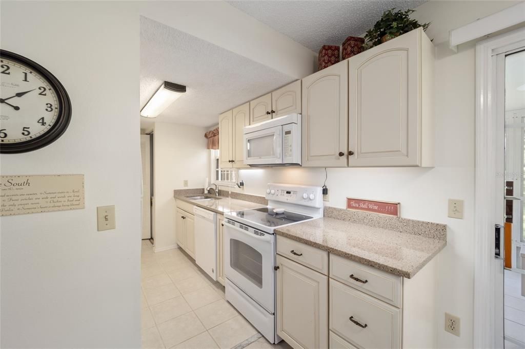 For Sale: $159,900 (2 beds, 2 baths, 840 Square Feet)