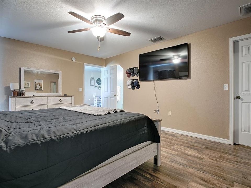 For Sale: $274,500 (3 beds, 2 baths, 1442 Square Feet)