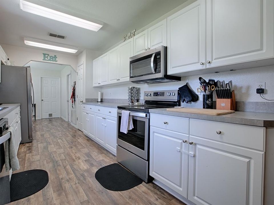 For Sale: $274,500 (3 beds, 2 baths, 1442 Square Feet)