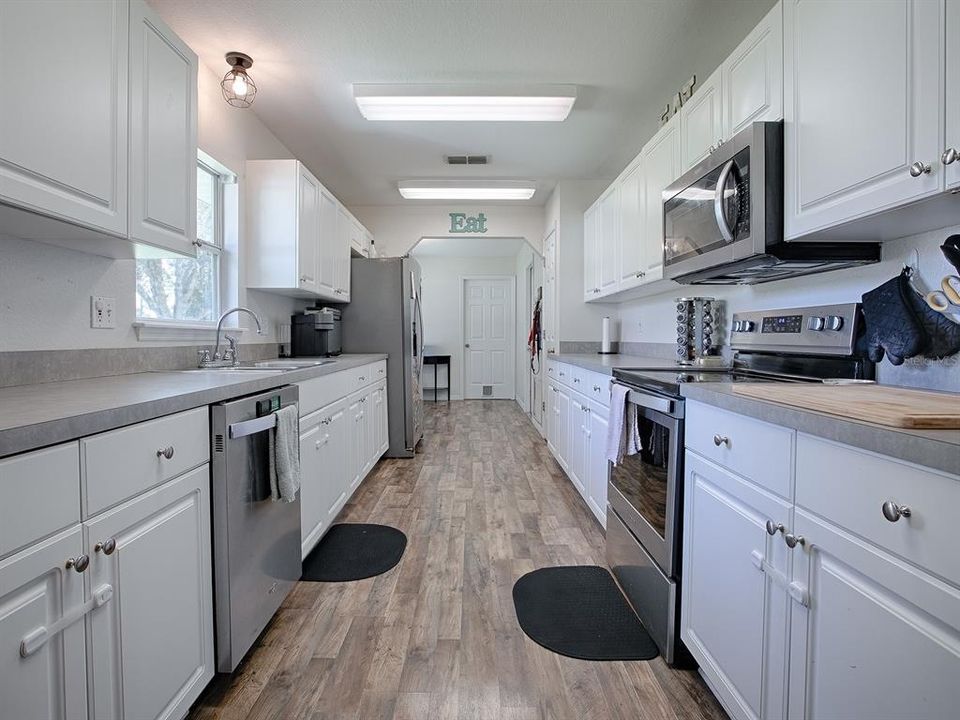 For Sale: $274,500 (3 beds, 2 baths, 1442 Square Feet)