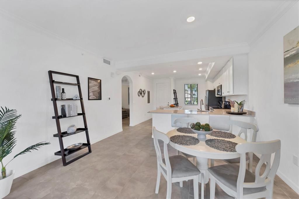 For Sale: $325,000 (2 beds, 2 baths, 1121 Square Feet)